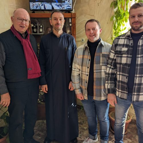 Im Kloster Geghard mit Abt Kyuregh (Mitte). Ernst-Ludwig Drayß (links), Alexander Löffelholz und Christian Drayß