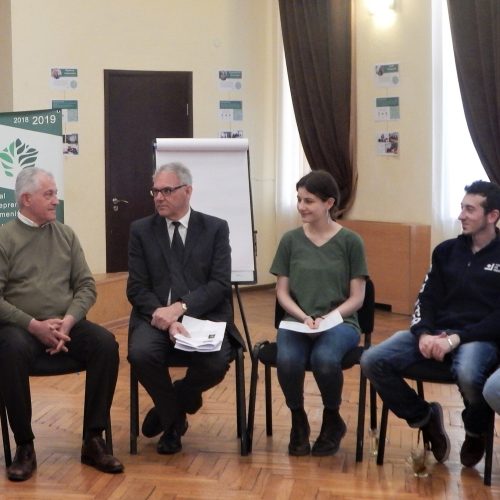 Das Bild zeigt den deutschen Botschafter in Eriwan Mathias Kiesler im Gespräch mit dem 1. Vorsitzenden von Noah Dr. Gevorg Hayrapetyan (links) und Teilnehmer des Projektes „Social Entrepreneurship“.