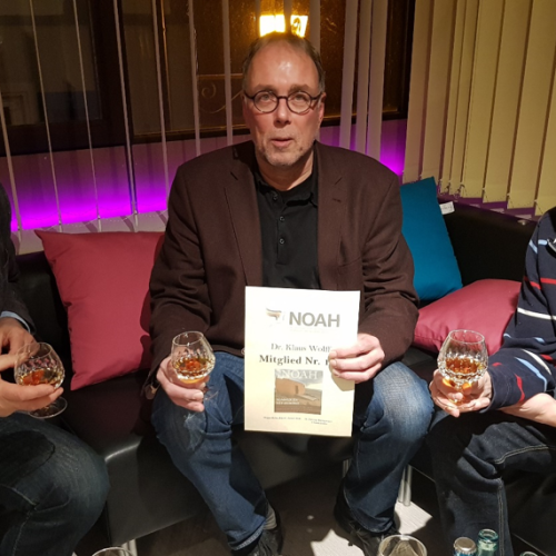 Dr. Georg Hayrapetyan, Dr. Klaus Wolff und Till Mansmann, MdB stoßen auf das 100. Mitglied im Verein Noah an